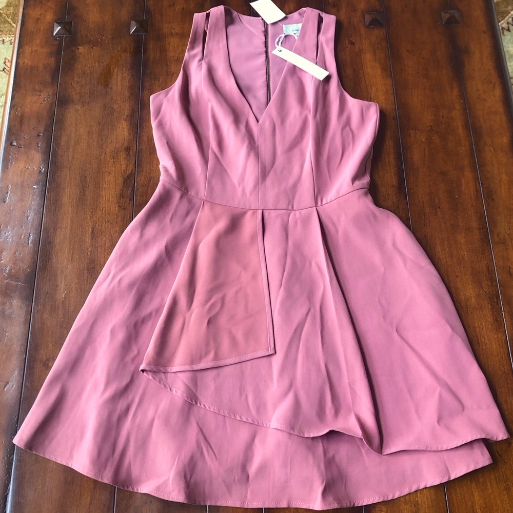 Women’s zipper back detail v-neck dress
- Size: Large
- Brand New w/ tags